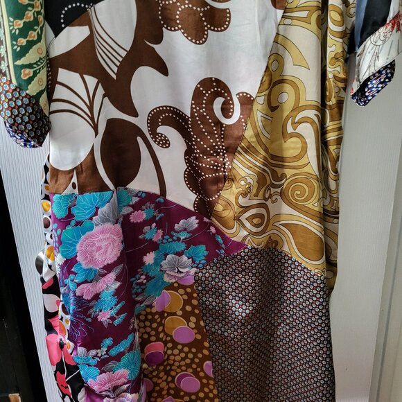 Sacred Threads Reversable Robe - Picture 4 of 7